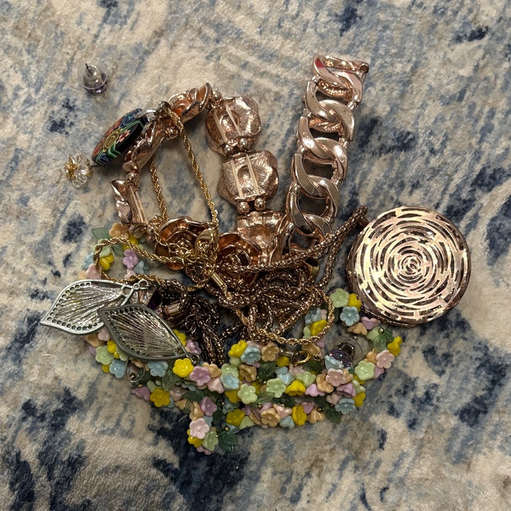 Chic Floral and Metallic Necklace Set